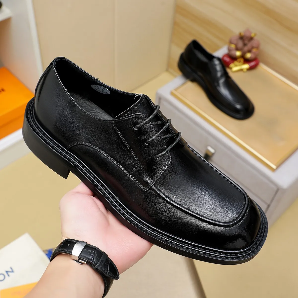 Men's shoes 💰640 💰 Louis Vuitton LV ® Autumn and Winter 🆕 models 🔛Full shoe counter First layer cowhide, 🐂Leather lined casual shoes for men, super soft outsole, essential for driving. Counter synchronization Original first layer cowhide Completely 1:1 mold customization 🌹Top version, color optional! Number: 38-45 (37.46. Customized)